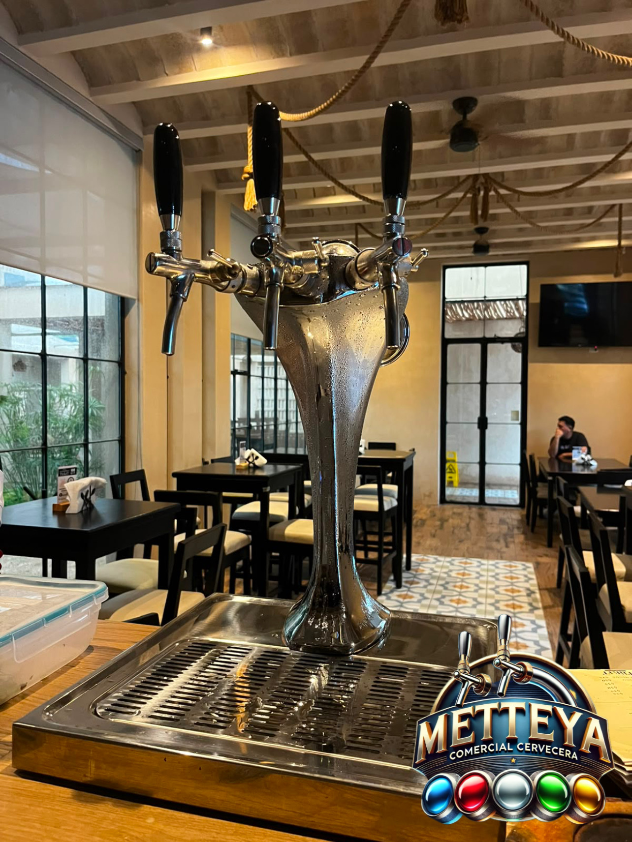Torre Cobra cromada de tres vías instalada en restaurante