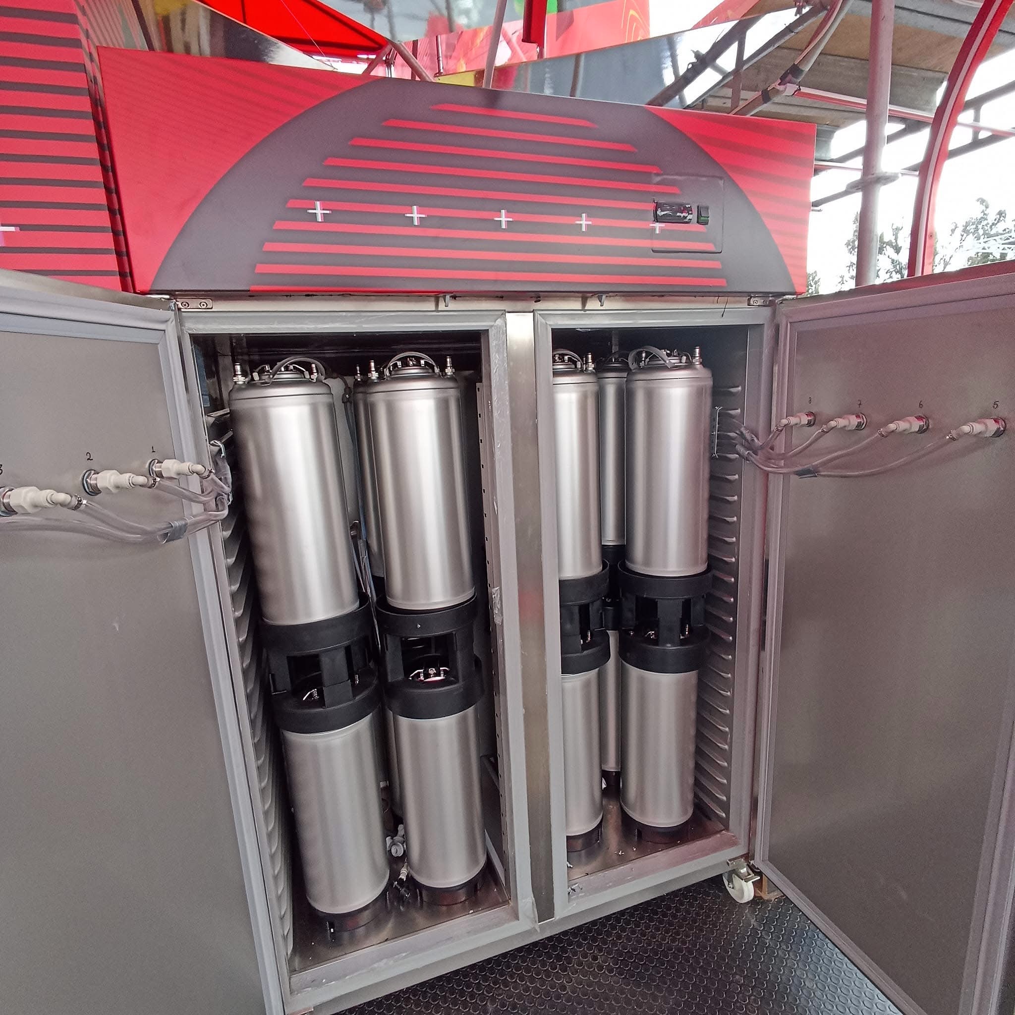 Interior técnico con barriles y conexiones de un sistema de coctelería