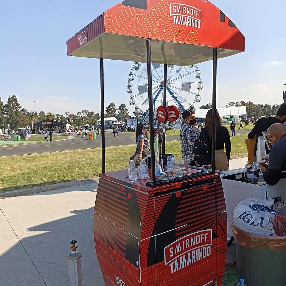 Carrito Smirnoff para coctelería en evento exterior