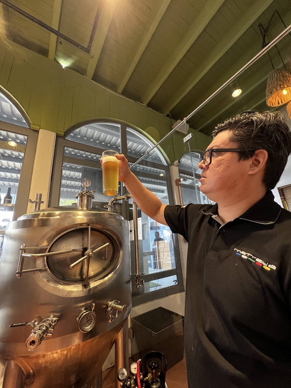 Especialista Metteya ajustando un sistema de dispensación en cervecería