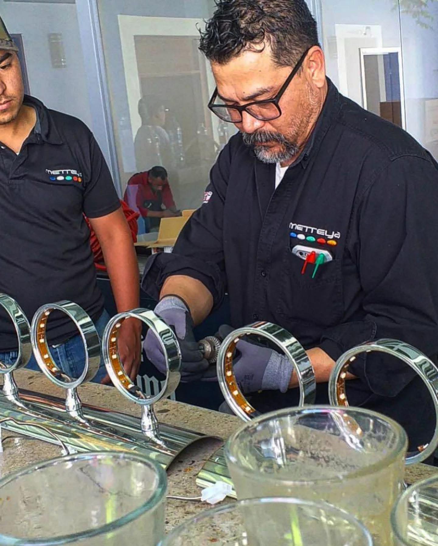 Técnico Metteya revisando y ajustando grifos de dispensación