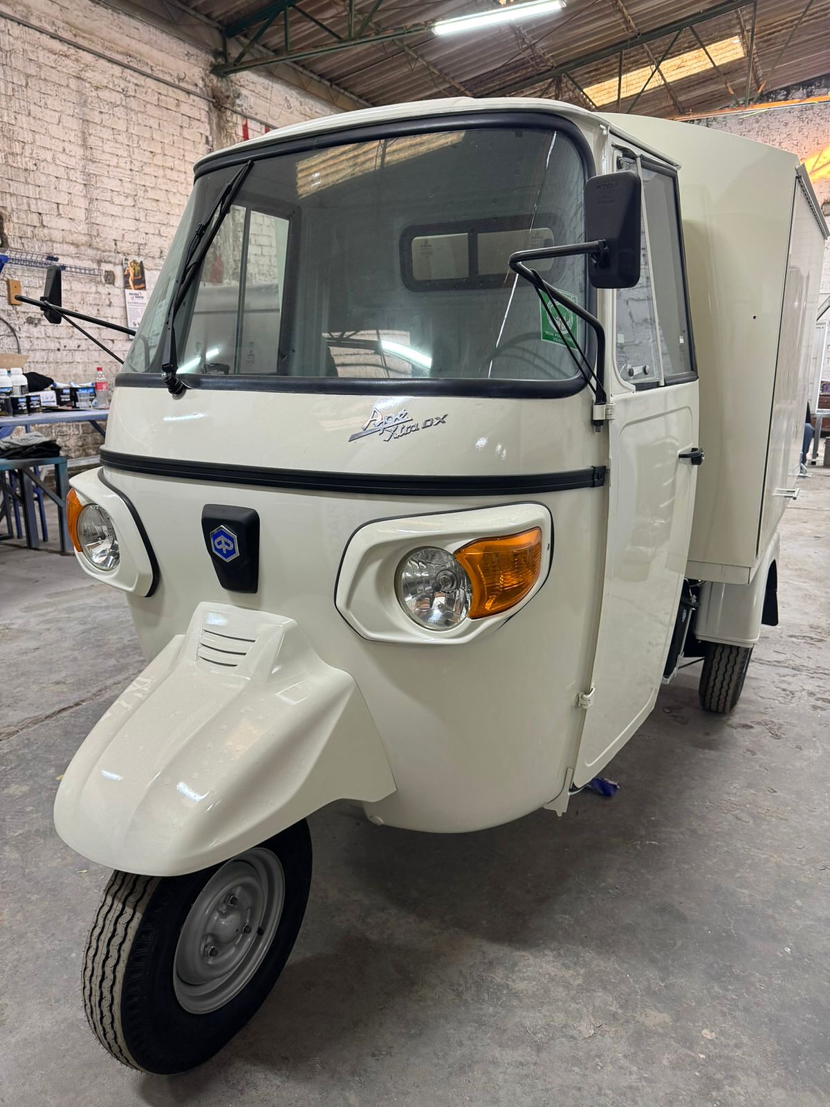 Motocarro clásico preparado como proyecto móvil de bebidas